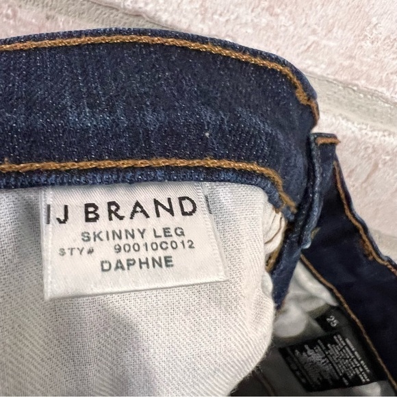 J Brand Midrise Skinny Leg Jeans in Daphne Wash Size 25 - Picture 9 of 11